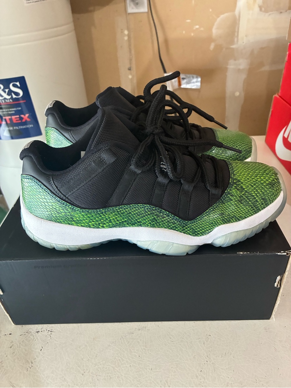 Nike Air Jordan Retro 11 Low Green Snakeskin Men’s Size 9 LIKE NEW